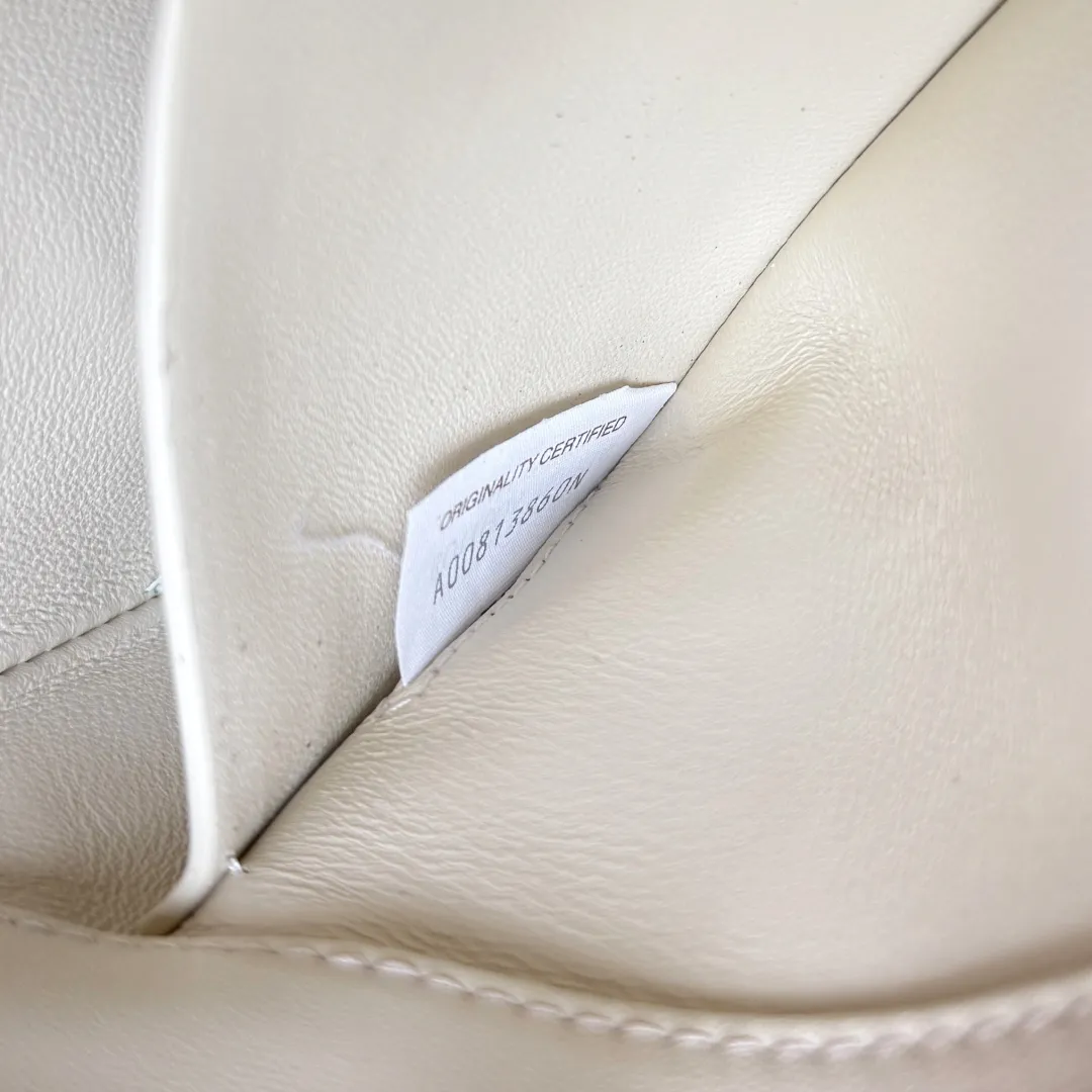 Batch 1660 BOTTEGA VENETA 2025 new product KNOT LOCK crossbody bag subverts the rigid lines of traditional tote bags, using drapey leather to create a three-dimensional silhouette that breathes. It has compartments and multiple card slots inside, making it a versatile commuter bag that can be used in various occasions. The details are full of exquisiteness, the casual retro color tone, and the upper body are full of elegance. Whether you are commuting or going out on the street, you can easily hold it. The two carrying methods of hand-carrying and long shoulder strap are very practical! At the same time, the shoulder strap is detachable, suitable for various dressing styles~ Whether it is a dinner party or daily commuting, it can be easily controlled and becomes your versatile tool❤️ Style number: 817191 Size: 25*16*5.5cm